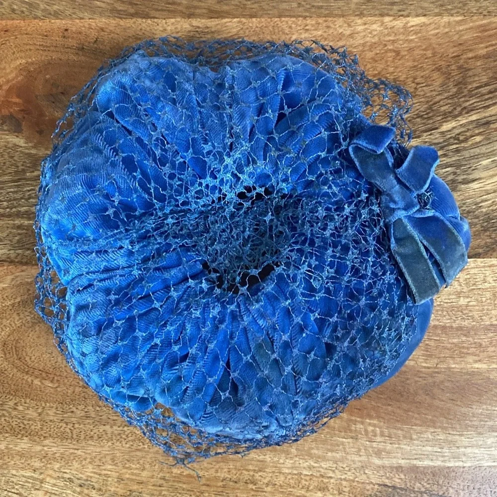VTG 50’s Blue Velvet Birdcage Veil Bow Hat - Picture 7 of 13